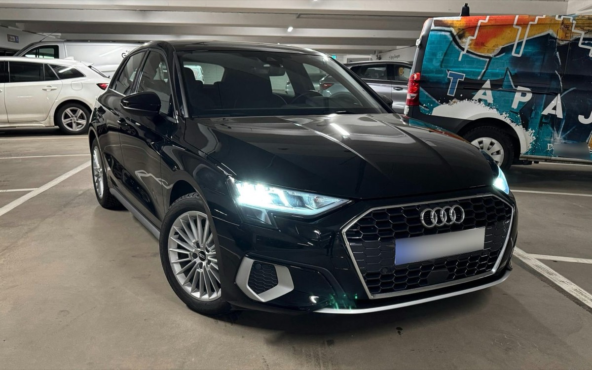 Svart Audi A3 Sportback, bild 1 av 8