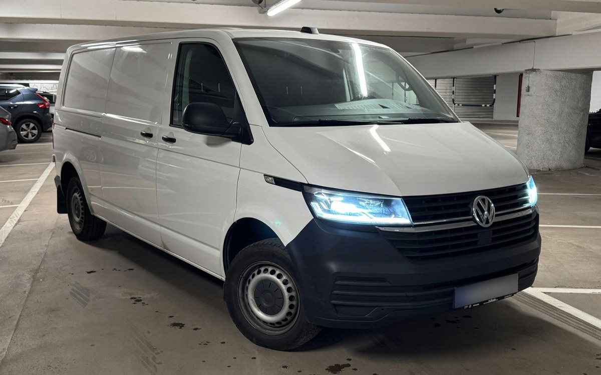 Vit VW Transporter, bild 1 av 8
